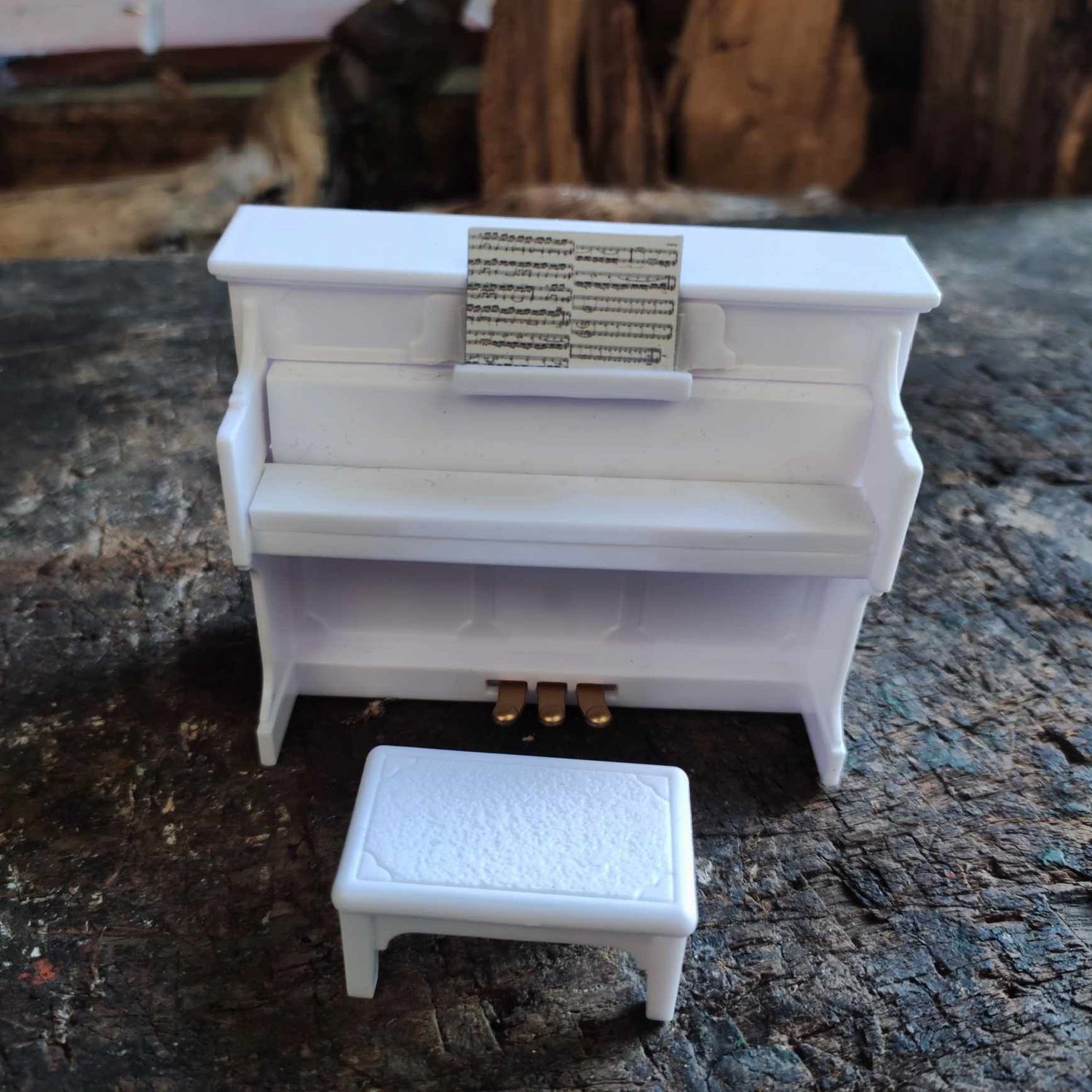 Miniatur Klavier mit Hocker und Noten Set. Weiß. Wichteltür Zubehör. 1/12 Miniatur Puppenhaus. Dekoartikel