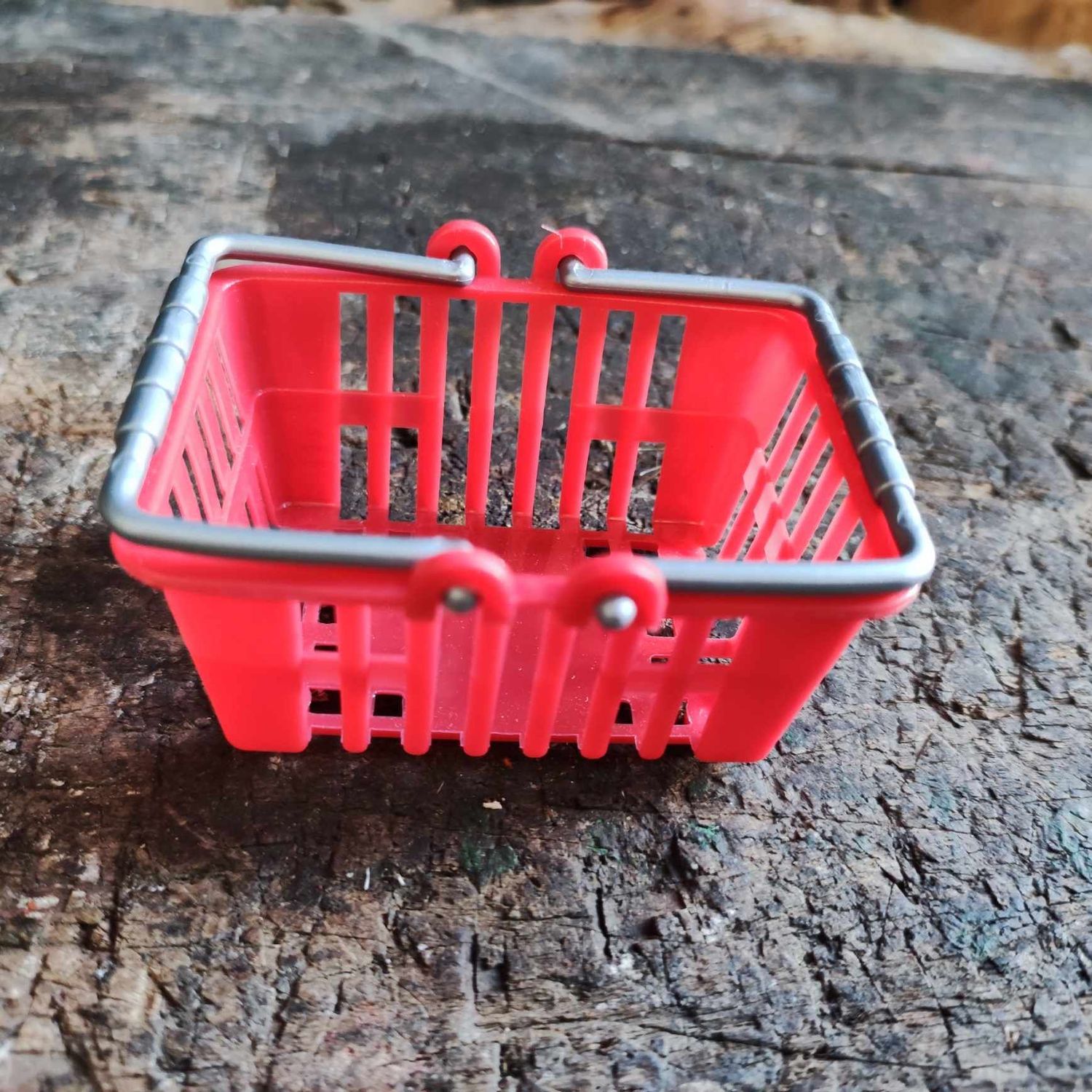Miniatur Supermarkt Einkaufskorb Rot. Wichteltüren Zubehör. Kaufmannsladen. Dekoartikel