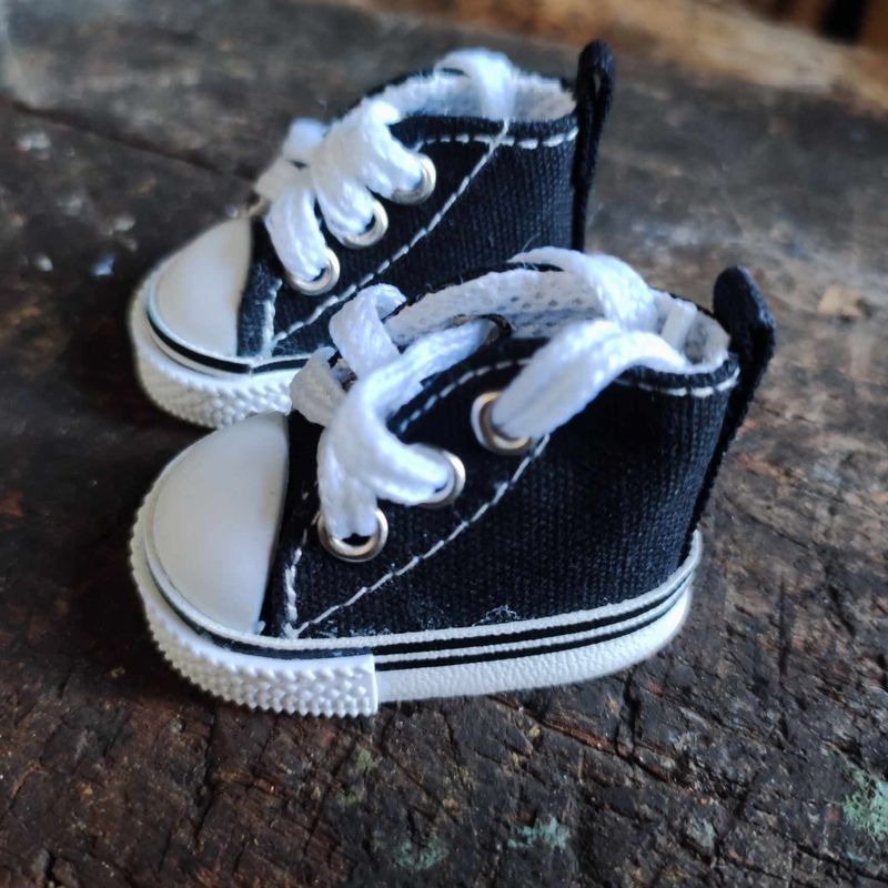 Mini Turnschuhe. Sneaker mit Schnürsenkeln Schwarz 5 cm (für 23 cm Bären). Dekoartikel. Gebraucht
