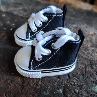Mini Turnschuhe. Sneaker mit Schnürsenkeln Schwarz 5 cm (für 23 cm Bären). Dekoartikel. Gebraucht