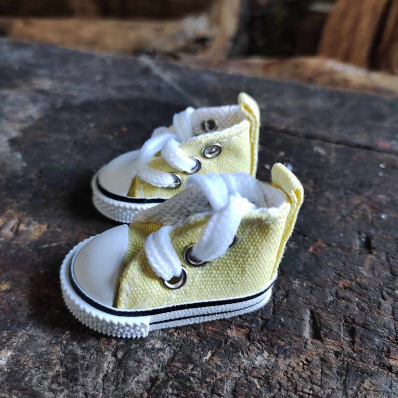 Mini Turnschuhe. Sneaker mit Schnürsenkeln Gelb 5 cm (für 23 cm Bären). Dekoartikel. Gebraucht