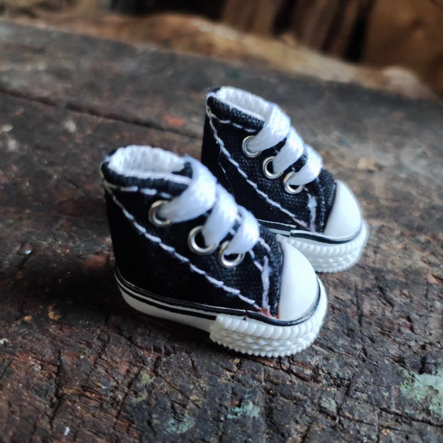 Mini Turnschuhe. Sneaker mit Schnürsenkeln Schwarz 3 cm (für 13 cm Baby Bären). Dekoartikel. Gebraucht