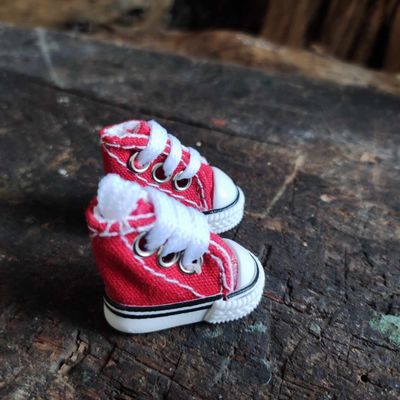 Mini Turnschuhe. Sneaker mit Schnürsenkeln Rot 5 cm (für 23 cm Bären). Dekoartikel. Gebraucht