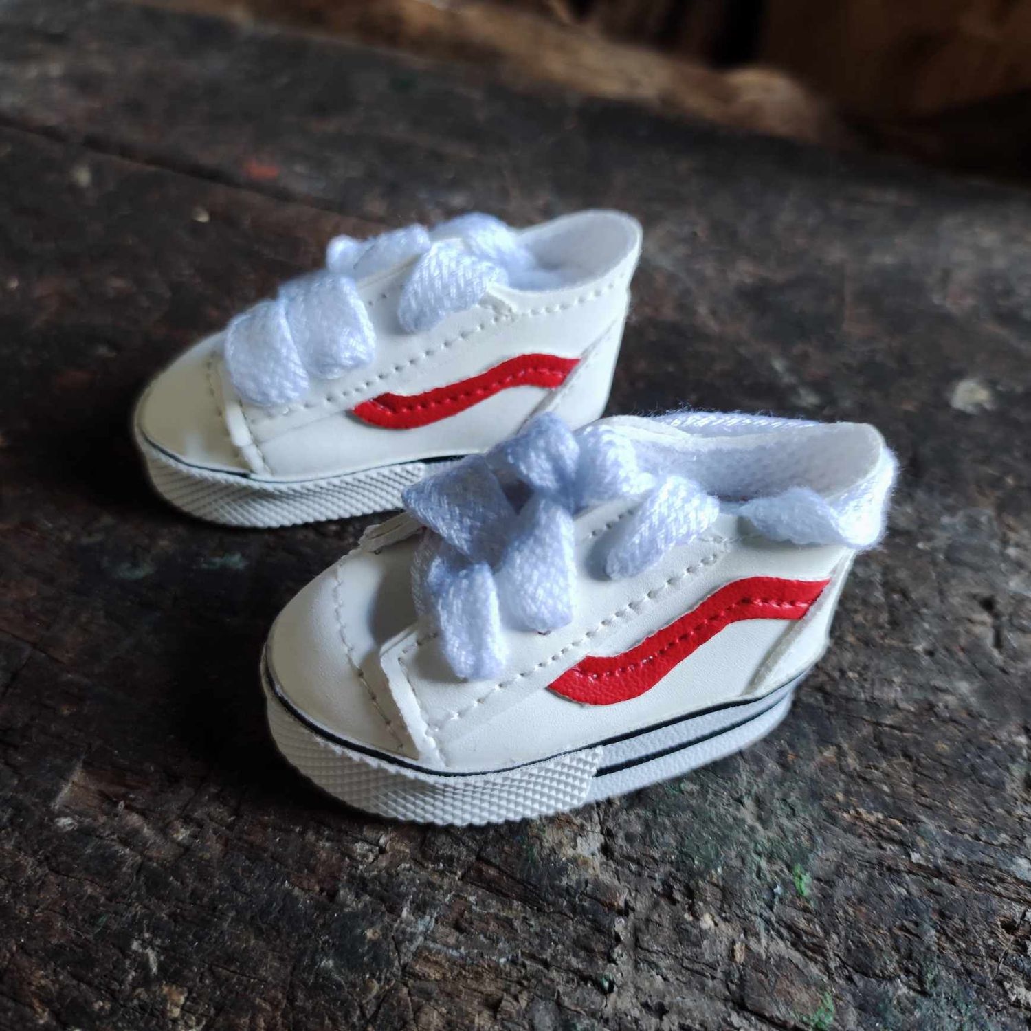 Mini Sneaker creme rot 55mm