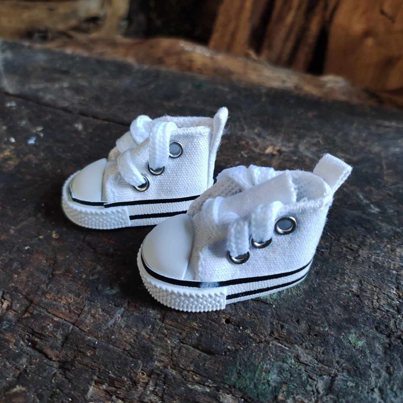 Mini Turnschuhe. Sneaker mit Schnürsenkeln Weiß 5 cm (für 23 cm Bären). Dekoartikel. Gebraucht