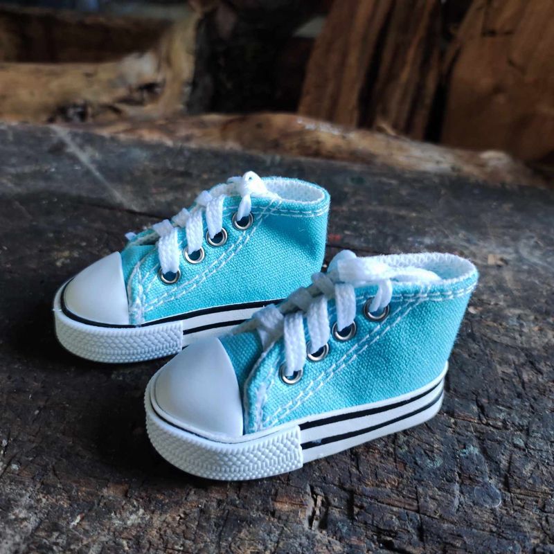 Bären Turnschuhe. Sneaker mit Schnürsenkeln hellblau 7 cm (für 40 cm Bären). Dekoartikel. Gebraucht