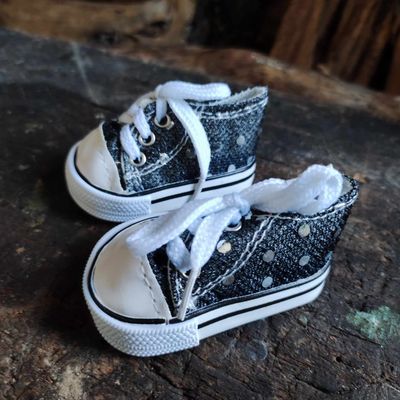 Bären Turnschuhe Schwarz 7 cm mit Pailletten auf Holzbank