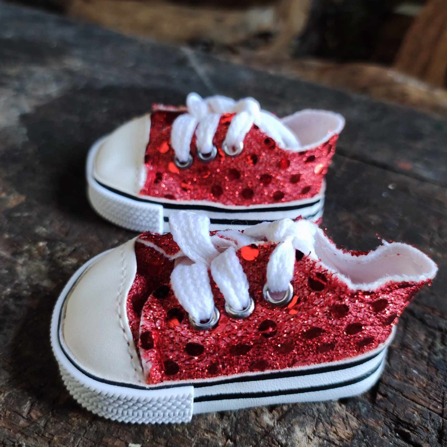 Bären Turnschuhe Rot 7 cm mit Pailletten. Sneaker mit Schnürsenkeln. Dekoartikel. Gebraucht
