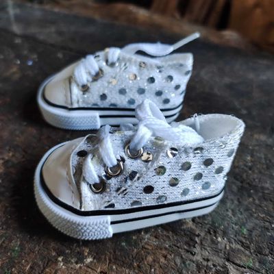 Baeren Turnschuhe Silber 7 cm - Pailletten Bären Turnschuhe Silber 7 cm mit Pailletten auf Holzbank