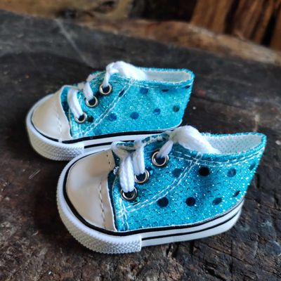 Baeren Turnschuhe Blau 7 cm - Pailletten Bären Turnschuhe Blau 7 cm mit Pailletten auf Holzbank