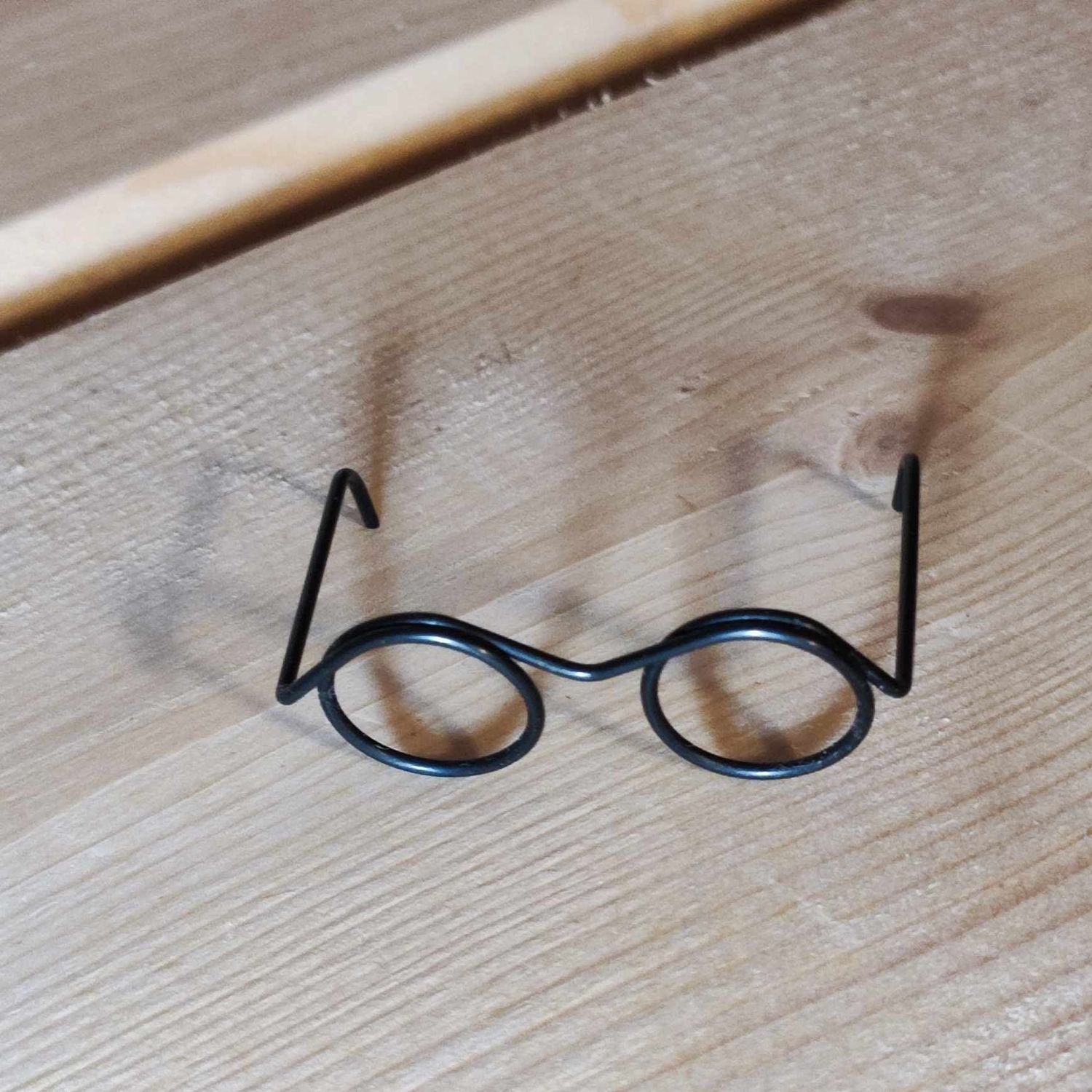 Miniatur Brille 35 mm schwarz. Wichteltür Zubehör DIY. Metall. Dekoartikel. Dekoartikel