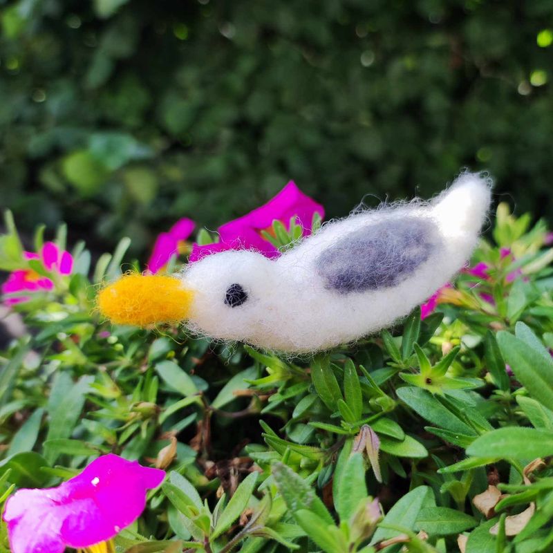 Miniatur Möwe. 9 cm. Filzmöwe. Wichteltür Zubehör. Wolle. Miniaturgarten. Dekoartikel