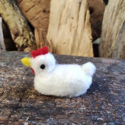 Miniatur Huhn. 7 cm. Filzhuhn. Wichteltür Zubehör. Wolle. Miniaturgarten. Dekoartikel