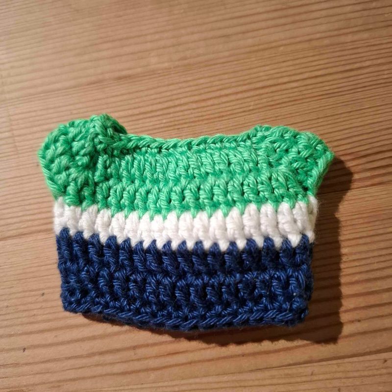 Gehäkelter Pulli blau- weiss - grün gestreift. Baumwolle (Pullover für 13 cm Baby Bären). Dekoartikel. Gebraucht