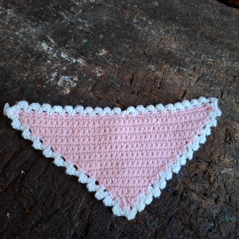 Gehäkeltes Schultertuch (für 13 cm Baby Bären). Gebraucht. Weiß-Rosa. Baumwolle. Dekoartikel