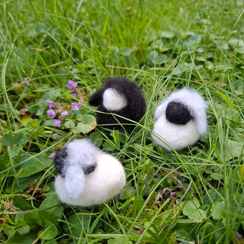 3 Miniatur Schafe Set. 4 cm. Filzschafe. Wichteltür Zubehör. Wolle. Schafwolle.Dekoartikel