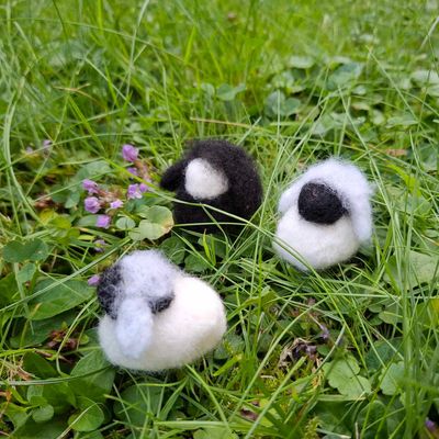 3 Miniatur Schafe Set. 4 cm. Filzschafe. Wichteltür Zubehör. Wolle. Schafwolle.Dekoartikel