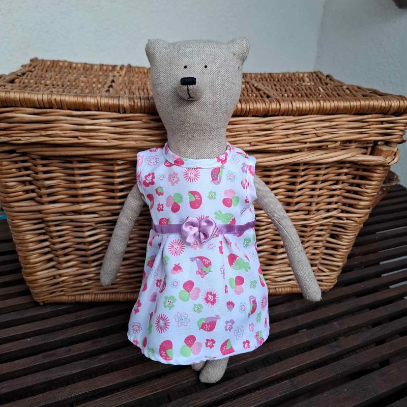 Vintage Kleid weiß mit Blumenmuster (für 40 cm Bären). Gebraucht. Polyester. Dekoartikel