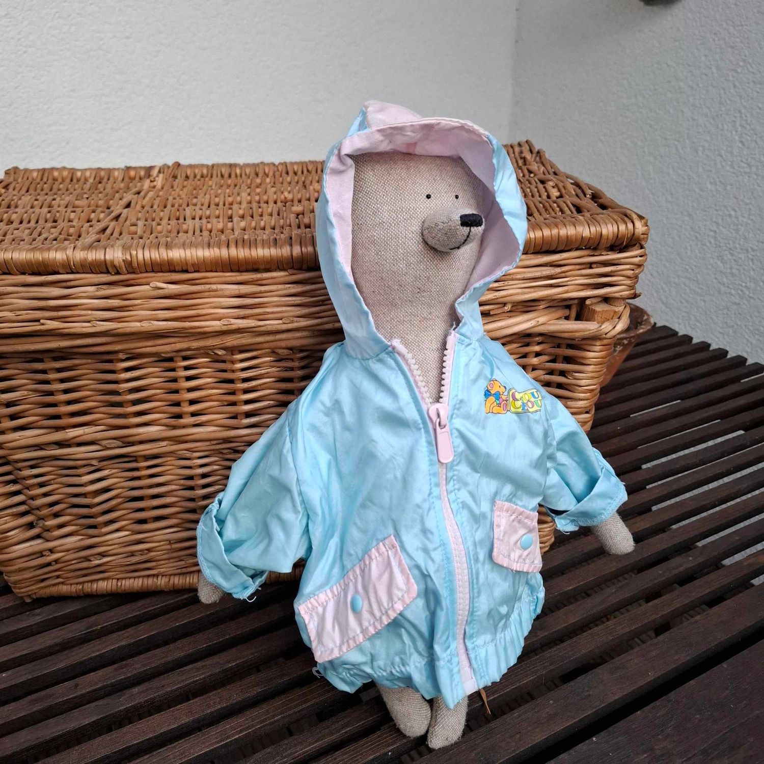 Hellblaue Jacke (für 40 cm Bären). Gebraucht. Polyester. Dekoartikel