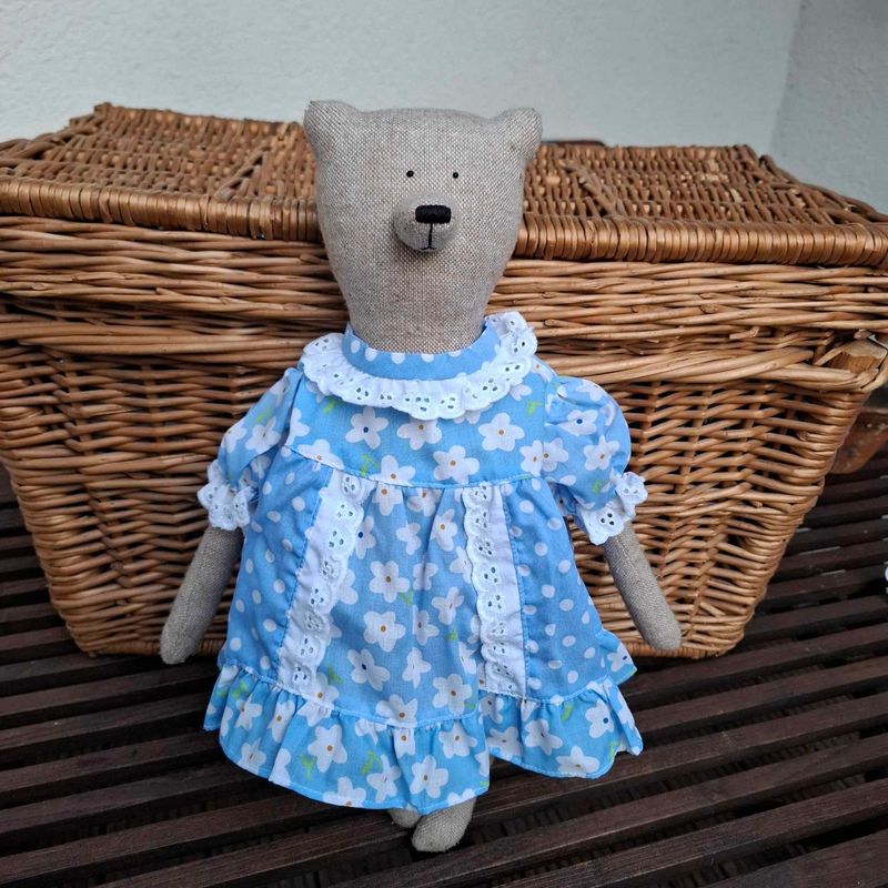 Blaues Kleid  mit Blumenmuster (für 40 cm Bären). Gebraucht. Baumwolle. Dekoartikel