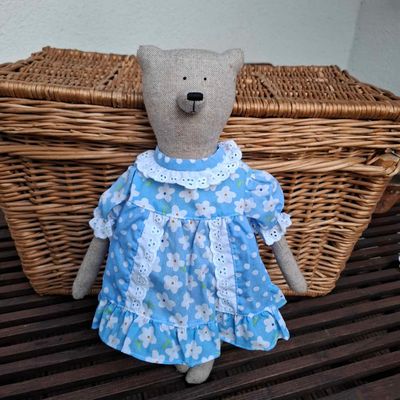 Blaues Kleid  mit Blumenmuster (für 40 cm Bären). Gebraucht. Baumwolle. Dekoartikel