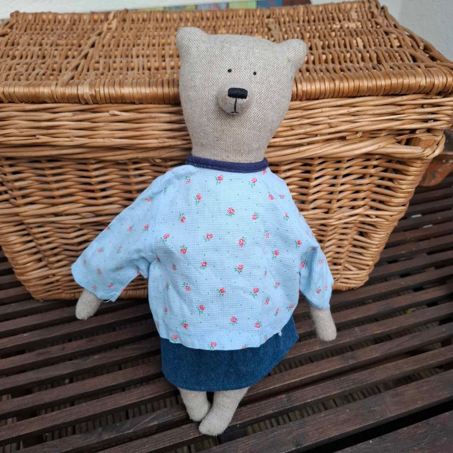 Blaue Bluse  mit Blumenmuster (für 40 cm Bären). Gebraucht. Baumwolle. Dekoartikel