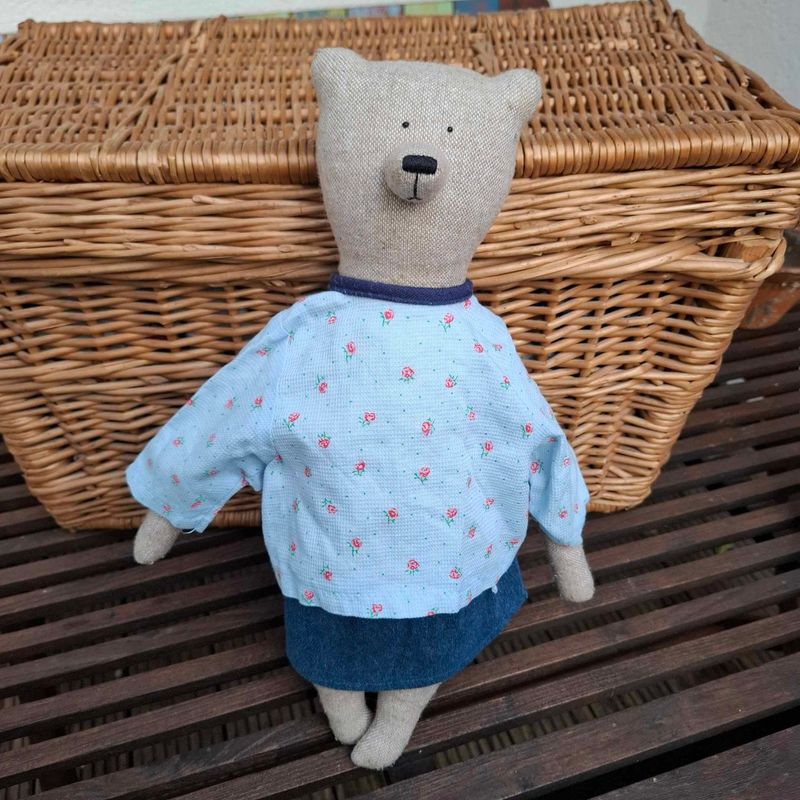 Blaue Bluse  mit Blumenmuster (für 40 cm Bären). Gebraucht. Baumwolle. Dekoartikel