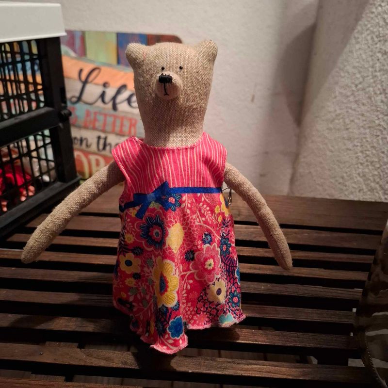 Vintage Sommerkleid (für 23 cm Bären). Rot mit Blumenmuster. Gebraucht. Wolle. Dekoartikel