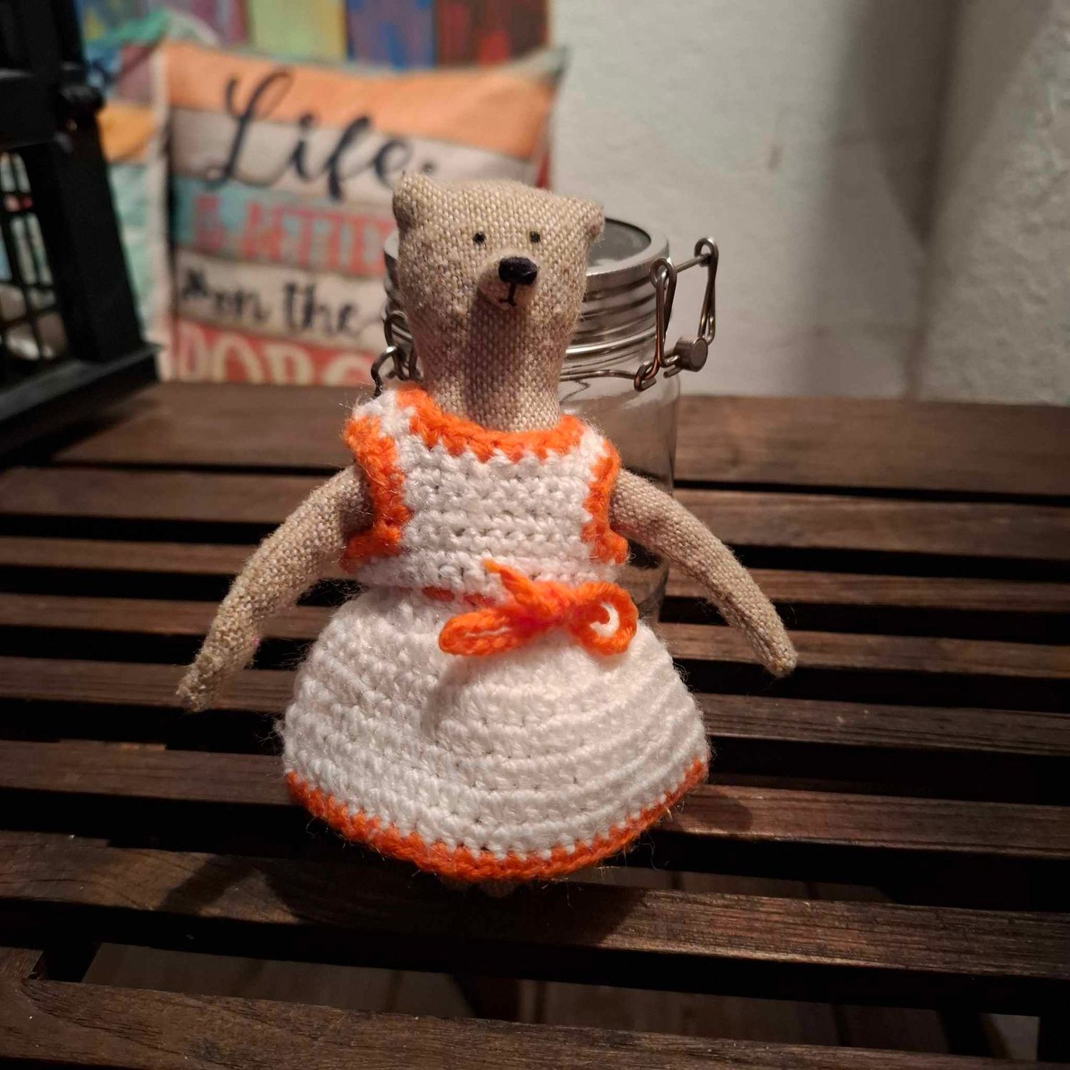 Kleid gestrickt (für 13 cm Baby Bären). Gebraucht. Weiß-Orange. Wolle. Dekoartikel