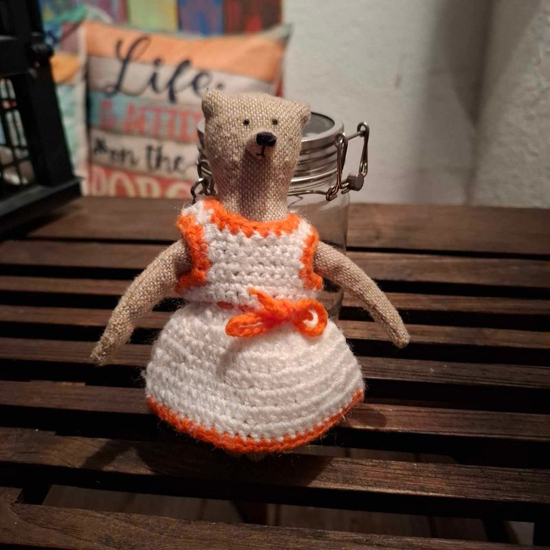 Kleid gestrickt (für 13 cm Baby Bären). Gebraucht. Weiß-Orange. Wolle. Dekoartikel