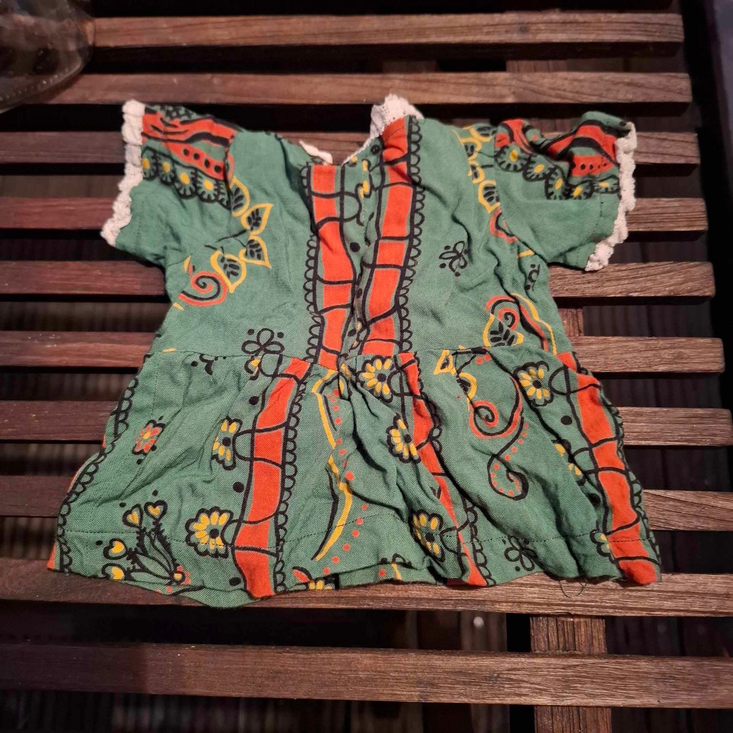 Grünes Vintage Kleid mit Blumenmuster  fuer 40 cm Baeren. Baumwolle