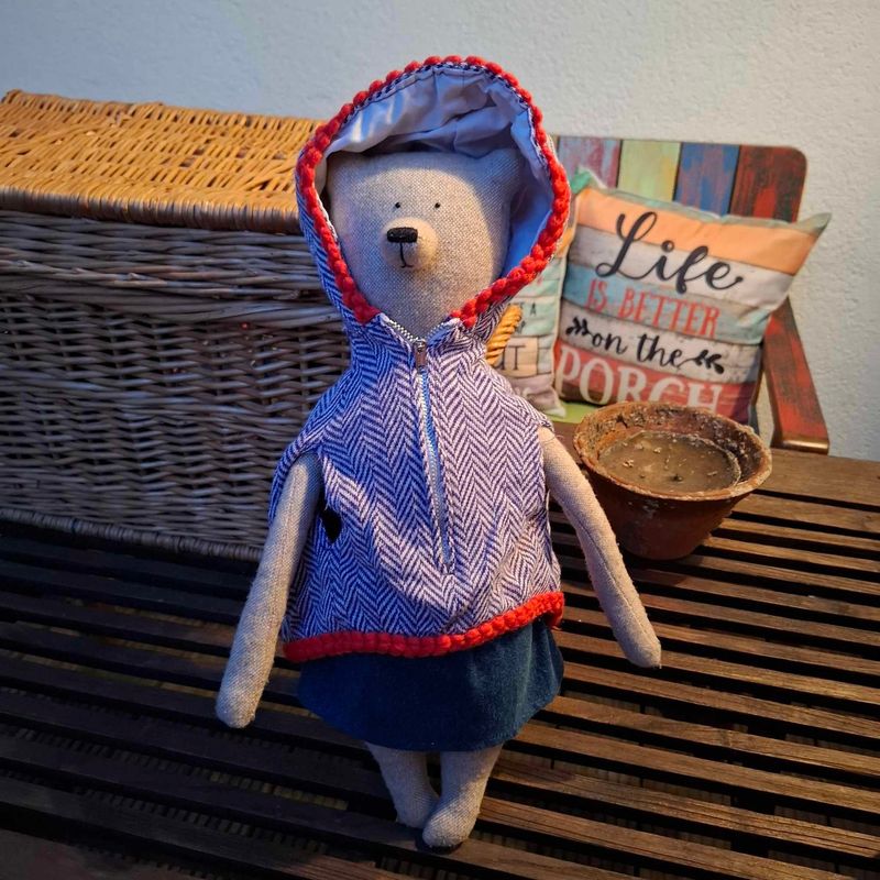 Vintage Weste mit Kapuze (für 40 cm Bären). Gebraucht. Fischgrätenmuster Blau-Weiß. Baumwolle. Dekoartikel