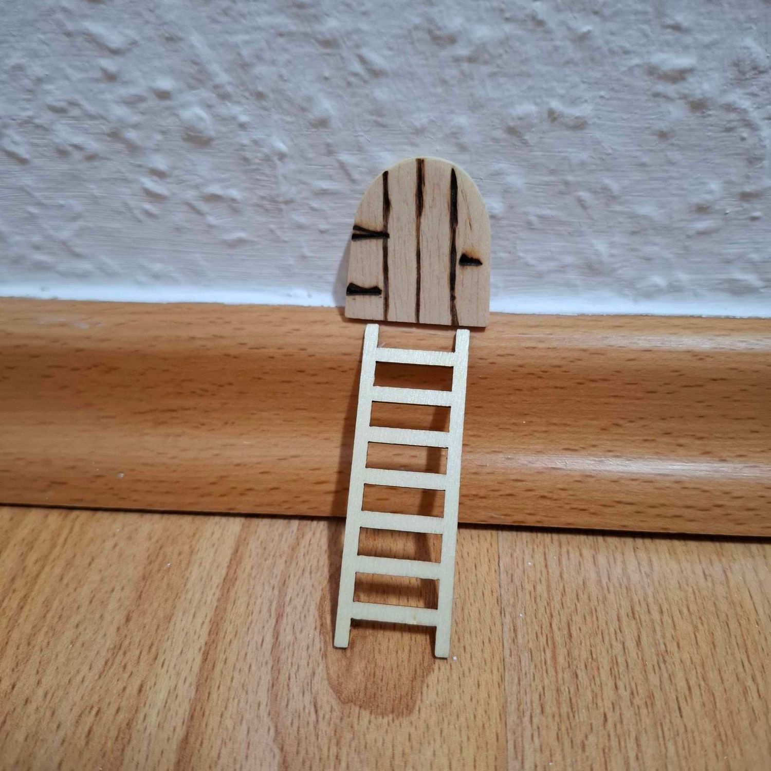 Set mit Mini Miniatur Mausetür und kleiner Leiter