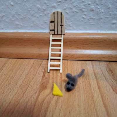 Set gefilzte kleine Maus mit Miniatur Mäusetür, Filzkäsestück und kleiner Leiter