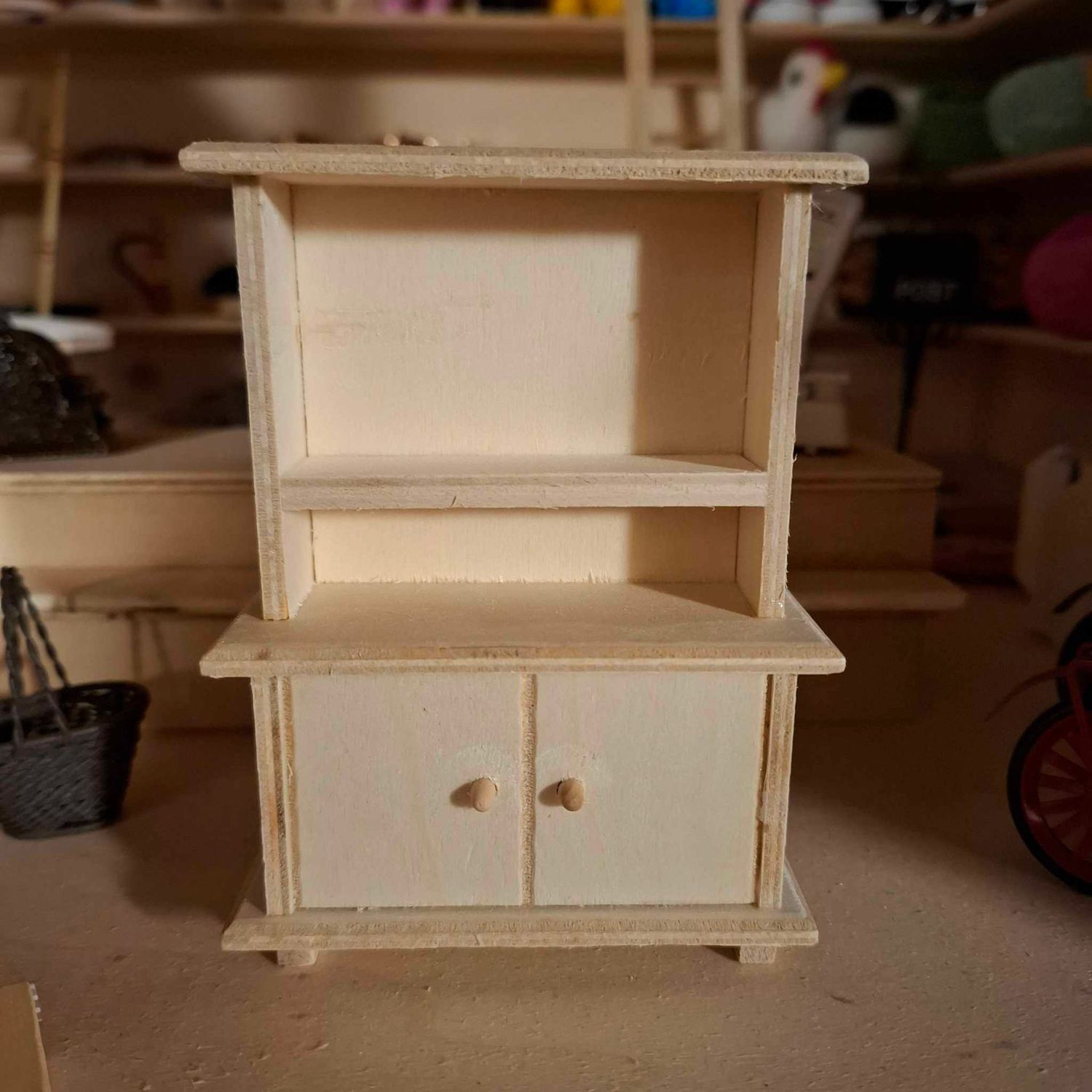 Miniatur Schrank natur. Wichteltür Zubehör. Puppenstube. Dekoartikel