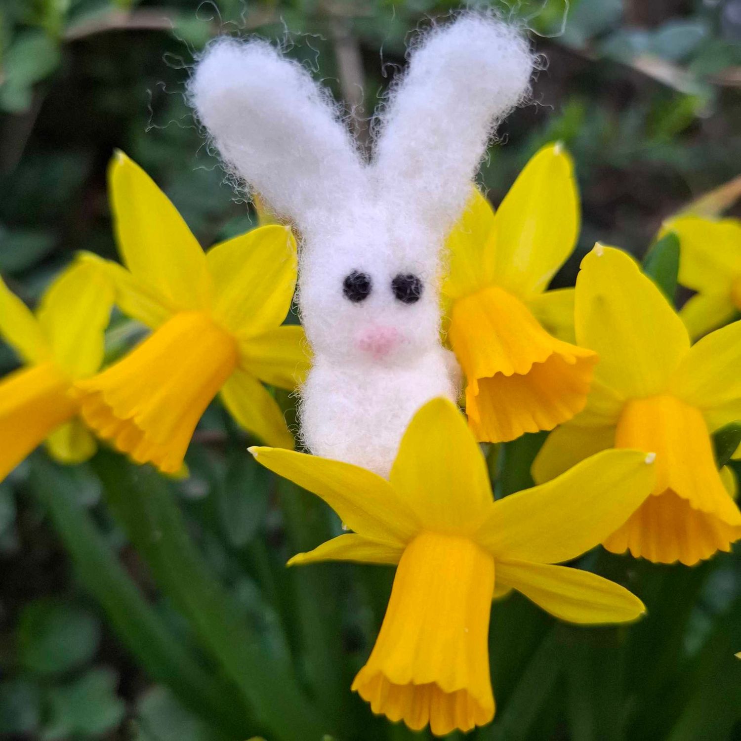 Gefilzter Miniatur Hase. Weiß. Osterdekoration. Wichteltür Zubehör. Filzhase ca 4,5 cm. Jahreszeitentisch. Wolle. Dekoartikel