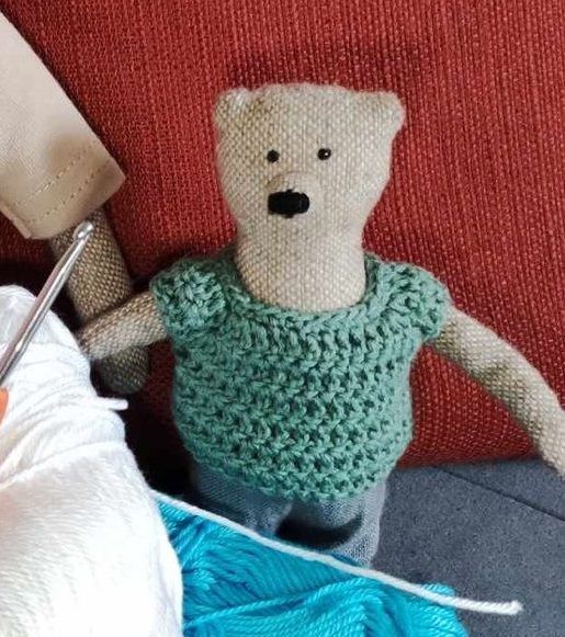 Gehäkelter kurzer Pulli Olivgrün (Pullover für  13,5 cm Baby Bären). Dekoartikel. Gebraucht