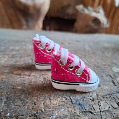 Mini Turnschuhe mit Sticker. Sneaker mit Schnürsenkeln Pink 35 mm (für 13 cm Baby Bären). Dekoartikel. Gebraucht