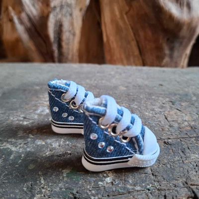 Mini Turnschuhe mit Sticker. Sneaker mit Schnürsenkeln Jeansblau 35 mm (für 13 cm Baby Bären). Dekoartikel. Gebraucht