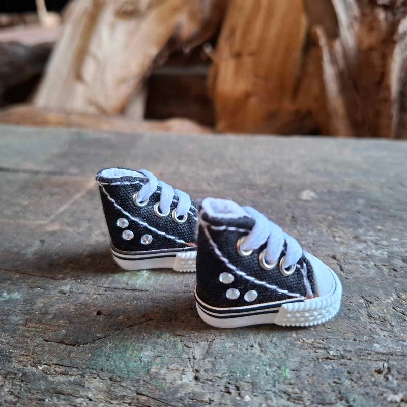 Mini Turnschuhe mit Sticker. Sneaker mit Schnürsenkeln Schwarz 35 mm (für 13 cm Baby Bären). Dekoartikel. Gebraucht