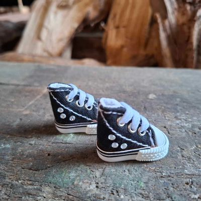 Mini Turnschuhe mit Sticker. Sneaker mit Schnürsenkeln Schwarz 35 mm (für 13 cm Baby Bären). Dekoartikel. Gebraucht