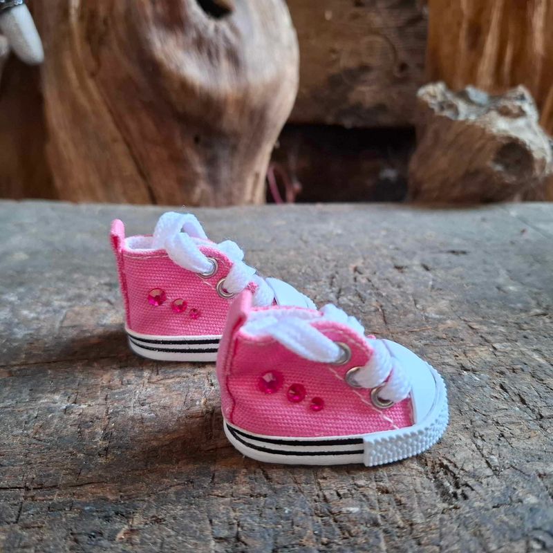 Mini Turnschuhe. Sneaker mit Schnürsenkeln Pink 5 cm (für 23 cm Bären) mit Sticker. Dekoartikel. Gebraucht