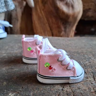 Mini Turnschuhe. Sneaker mit Schnürsenkeln Rosa 5 cm (für 23 cm Bären) mit Sticker. Dekoartikel. Gebraucht
