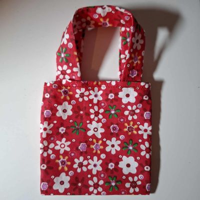 Einkaufstasche Rot mit Blumenmuster fuer 40 cm Philomena Kloss Baeren. Baumwolle