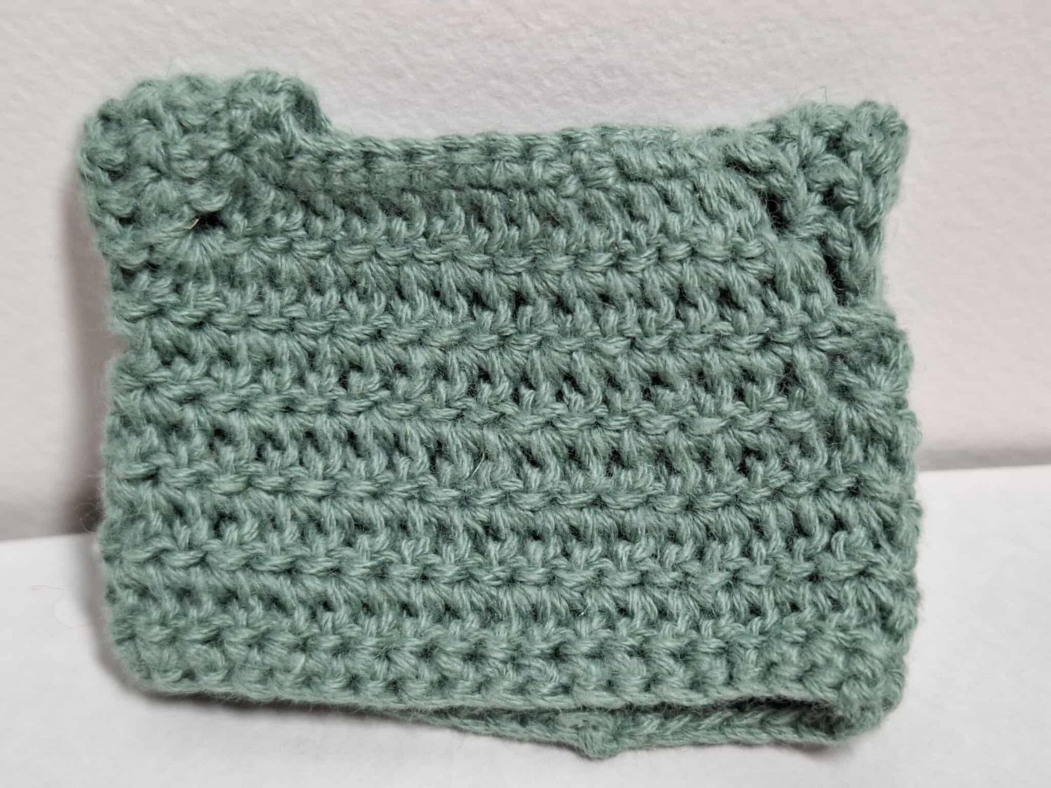 Gehaekelter kurzer Pulli Olivgruen fuer 13 cm Baeren