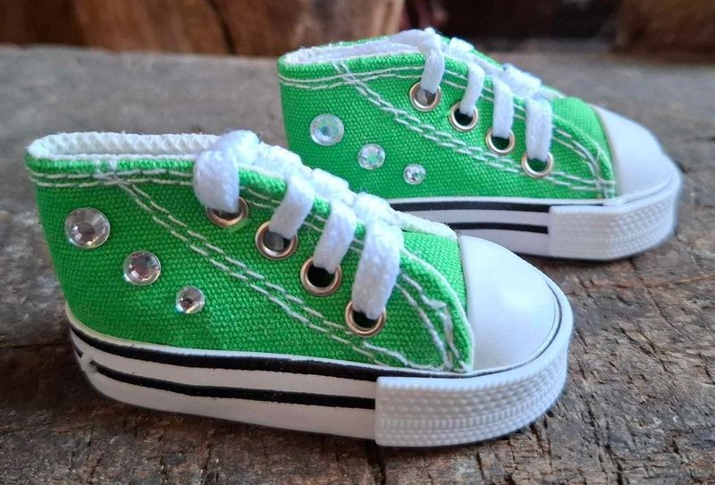 Sneaker Gruen 7 cm mit Sticker Sneaker Gruen 7 cm mit Sticker