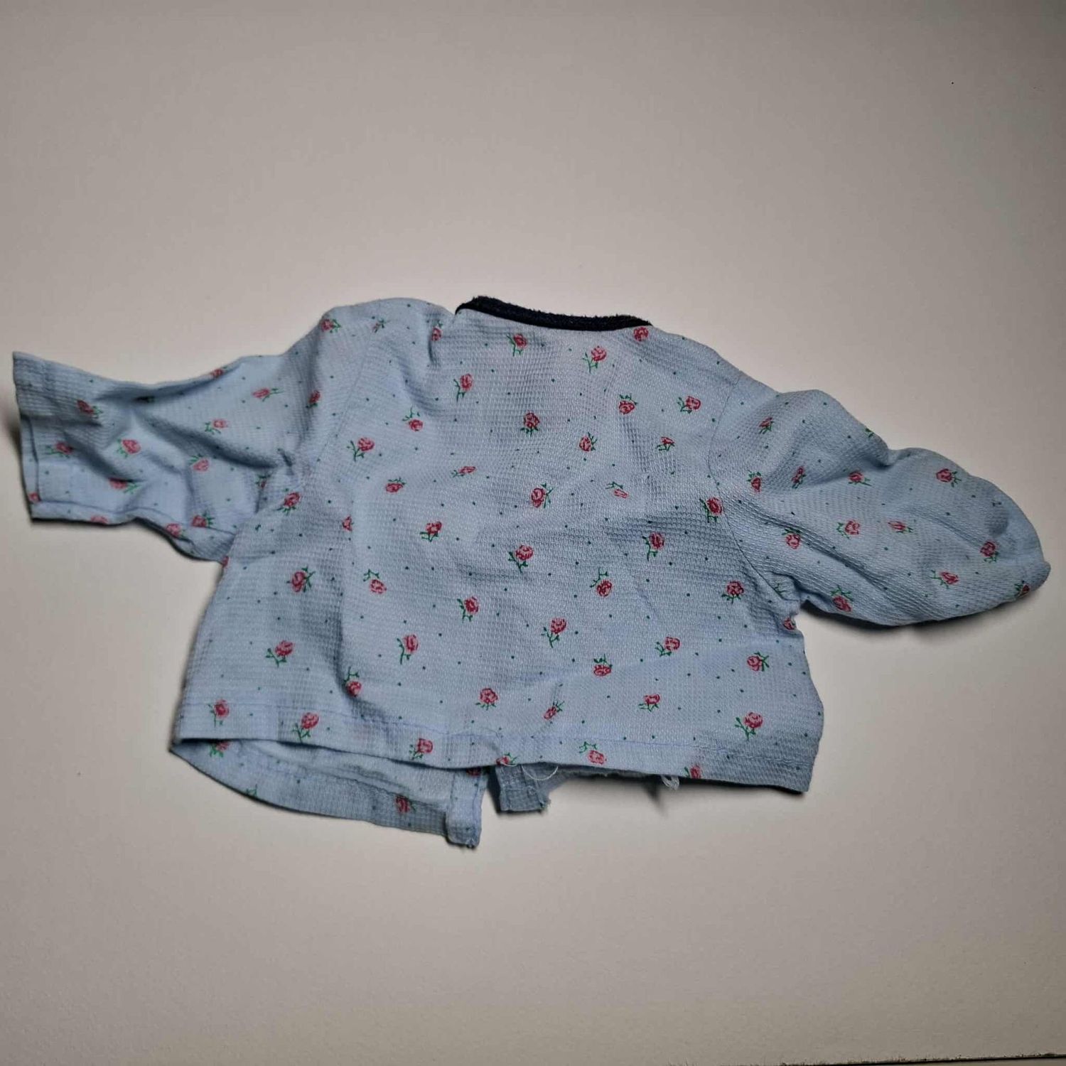 Blaue Bluse  mit Blumenmuster fuer 40 cm Baeren. Baumwolle