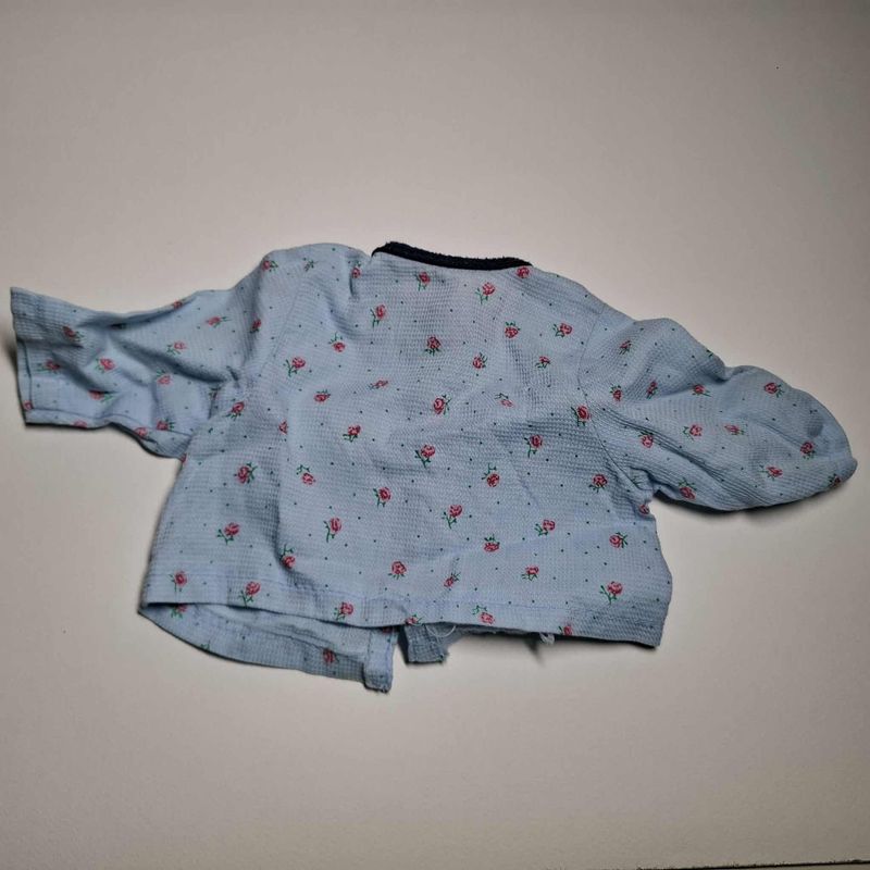 Blaue Bluse mit Blumenmuster fuer 40 cm Baeren. Baumwolle Blaue Bluse mit Blumenmuster fuer 40 cm Baeren. Baumwolle