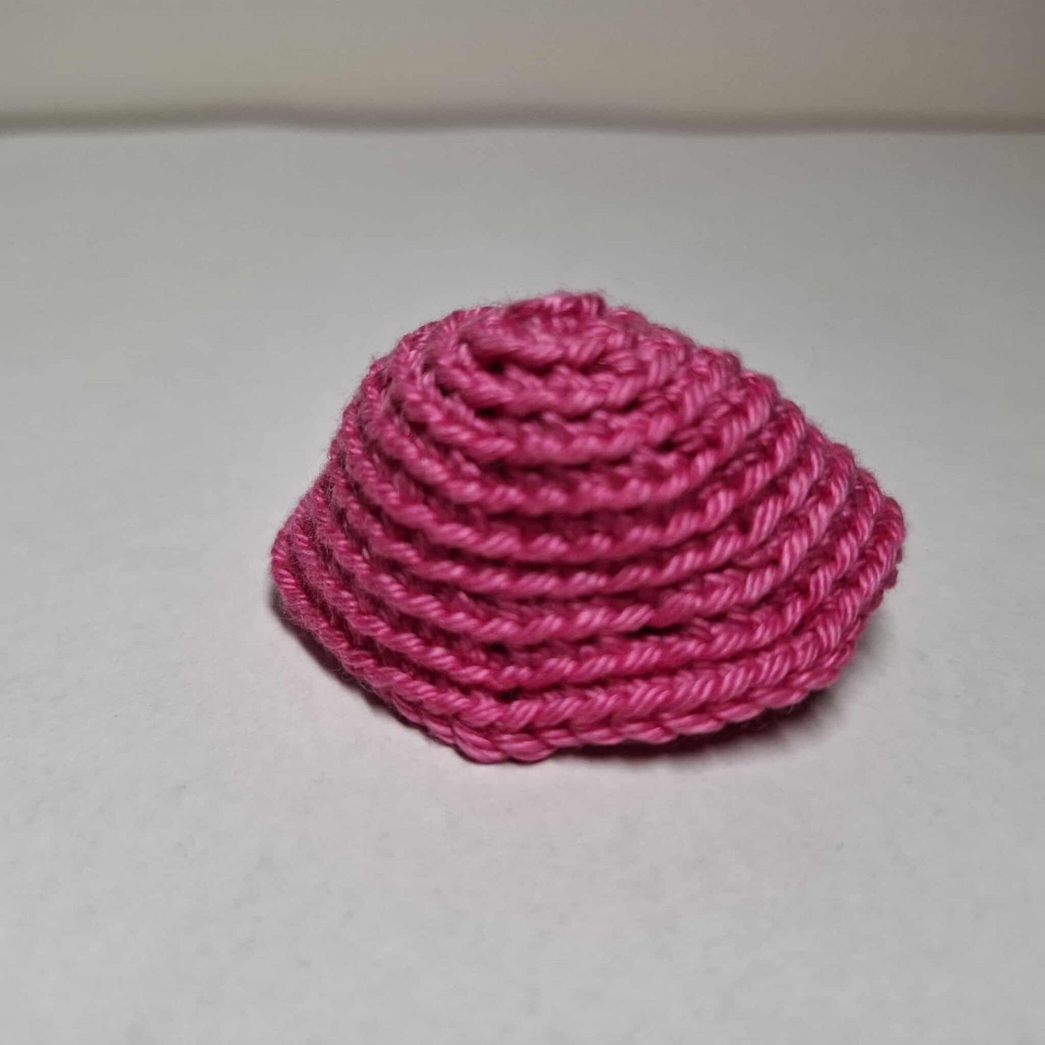 Kleiner gehaekelter Sonnenhut Pink fuer Baby Baeren