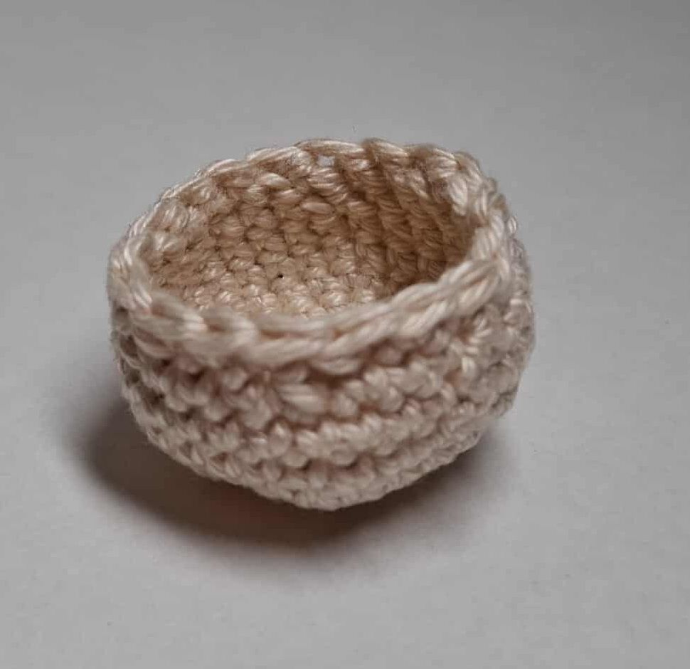 Miniatur Haekelkorb. Beige